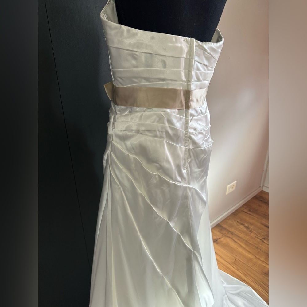 David's Bridal Strapless Charmeuse A-Line Size 14W Wedding Dress STYLE# 9OP1242 - Picture 11 of 16